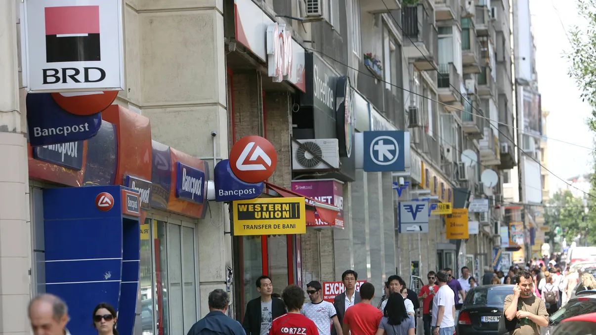 Câți bani pierzi dacă îi ții la o bancă din România, în lei și euro