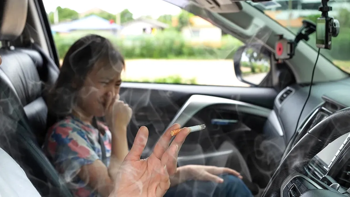 Amenzi fabuloase pentru cei care fumează lângă copii