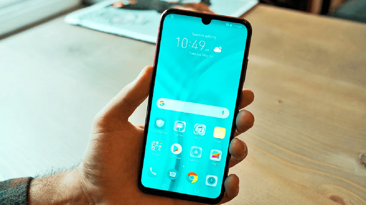 Cât stau românii pe internet în fiecare zi și câți au smartphone