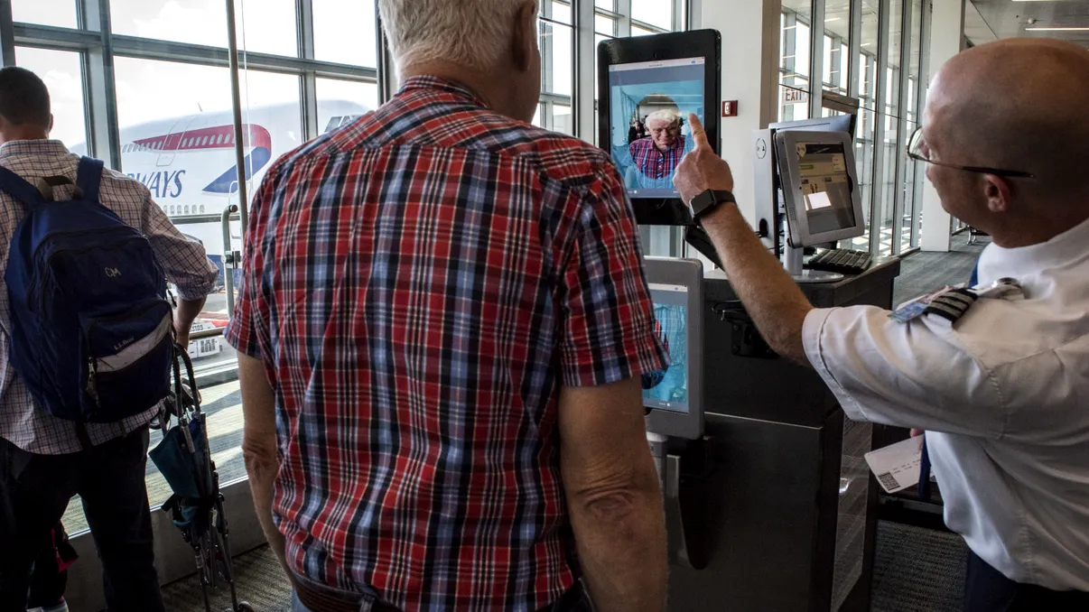 Intrarea în SUA, mai dificilă ca niciodată: noile măsuri anunțate la aeroport pentru toată lumea