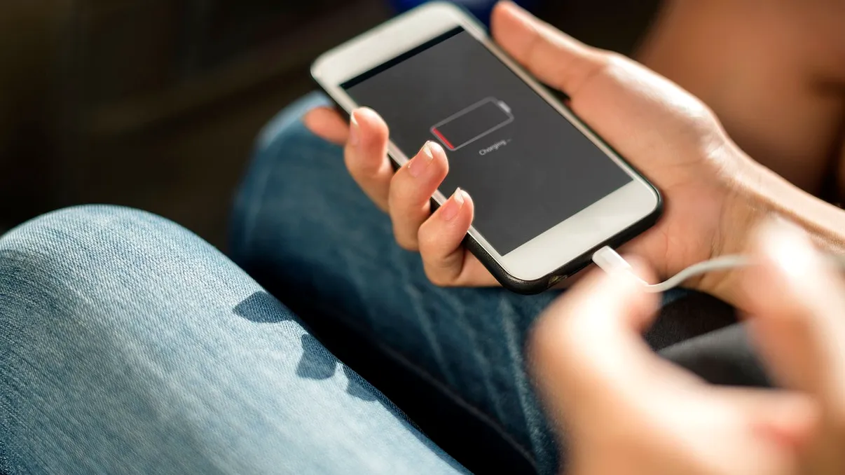 Bateria care promite că-ți va ține telefonul încărcat cinci zile