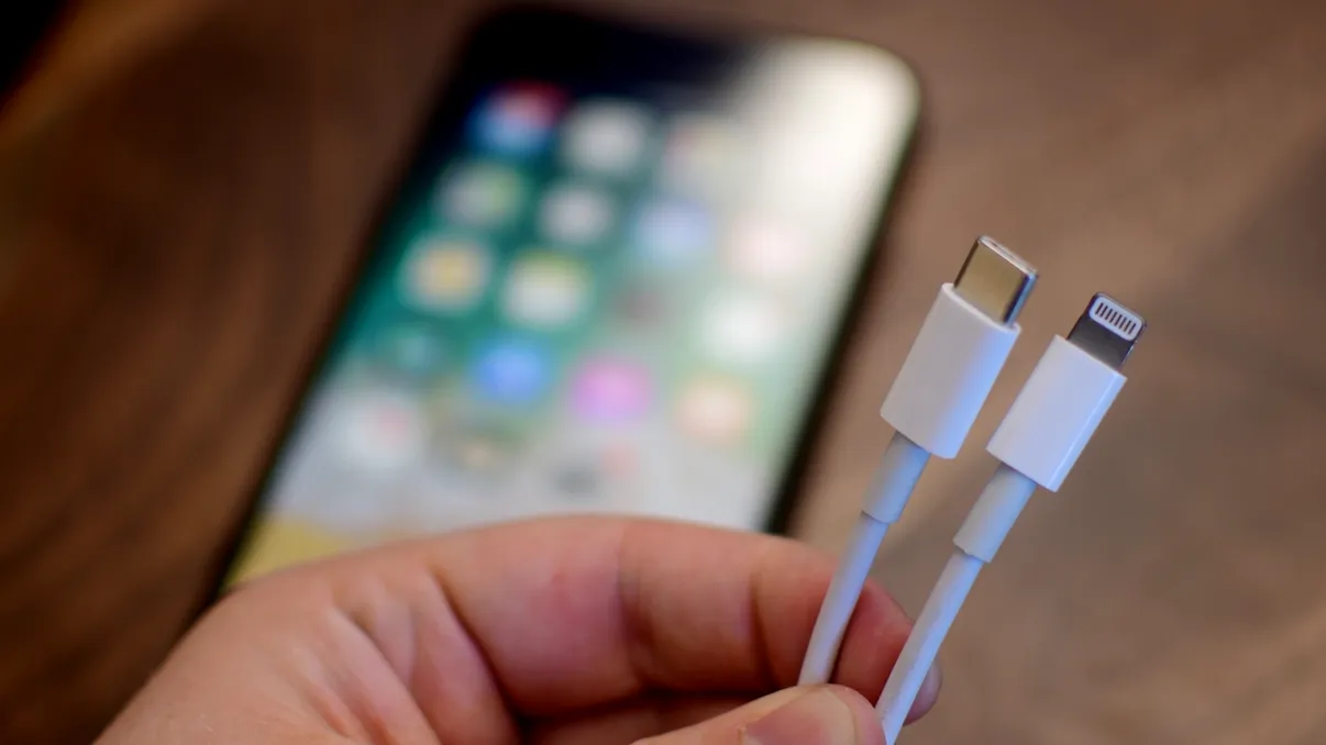 UE forțează Apple să schimbe cel mai enervant lucru de pe iPhone