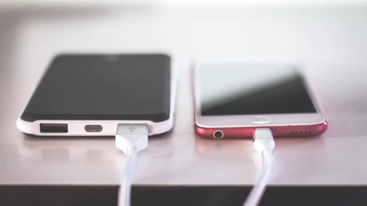 Cum vrea UE să ai încărcător universal pentru telefoane (în ciuda Apple)