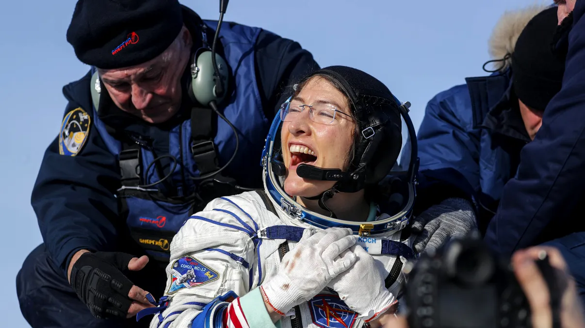 După mai multe recorduri stabilite în spațiu, Christina Koch s-a întors pe Pământ: cât a stat pe ISS
