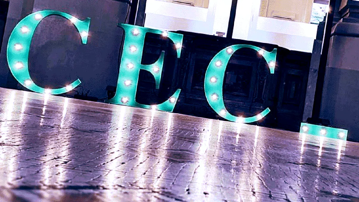 Soluția CEC Bank ca să nu mai treci pe la bancă. Poți face asta și la ING Bank