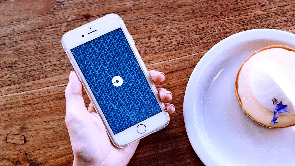 Ce-au uitat românii în Uber: damigeană de vin, icoană și proteză dentară