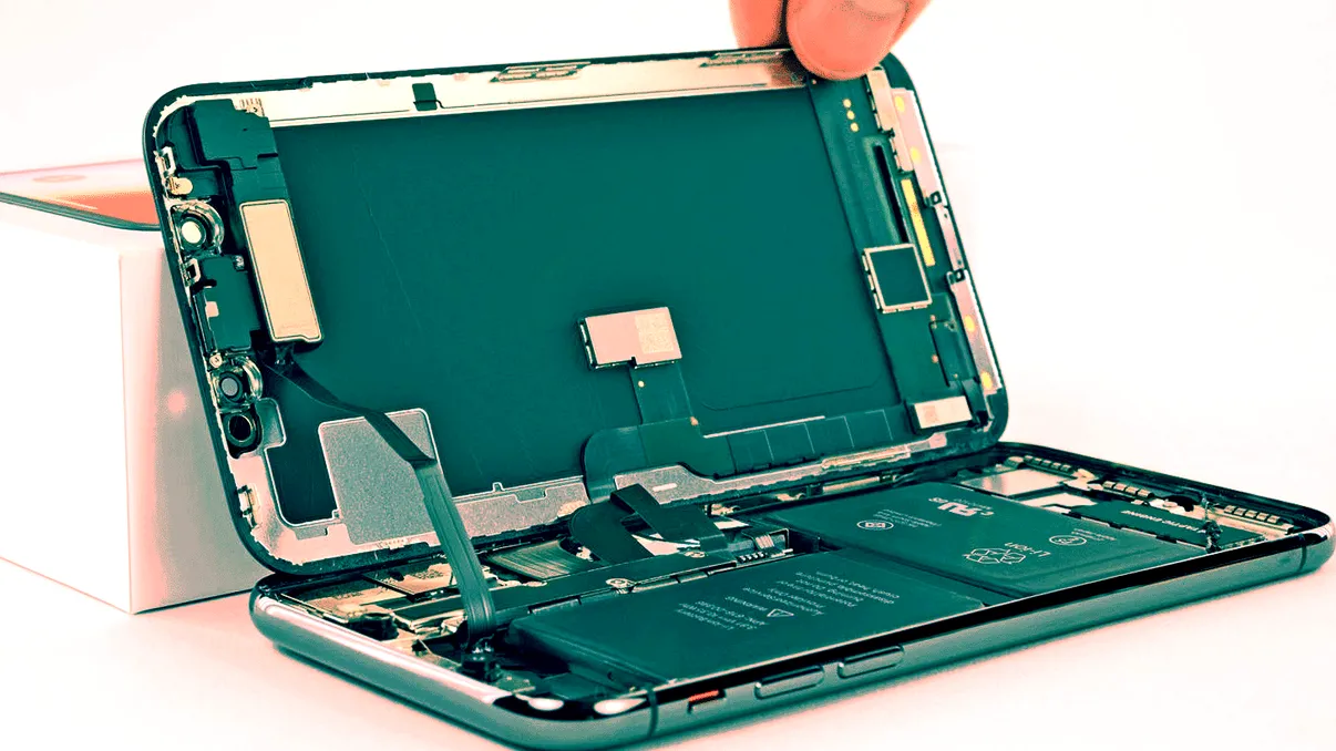 Cel mai ieftin ecran pentru iPhone: ce să alegi dacă trebuie să-l repari