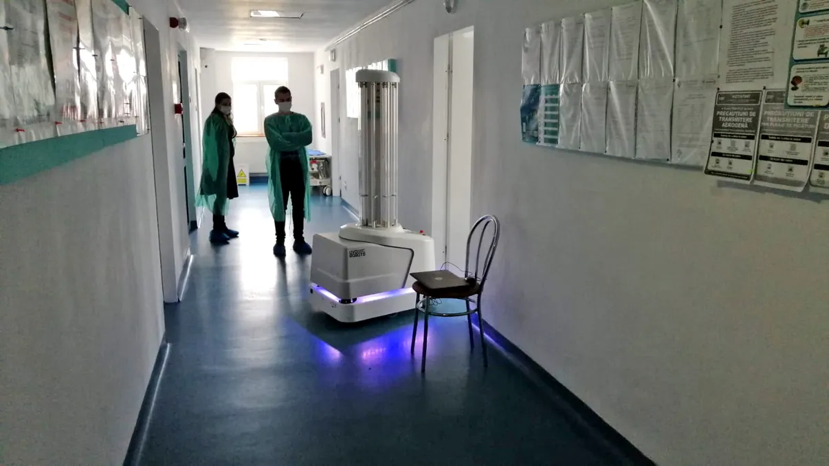 Robotul care face curat la „Matei Balș” distruge 99,99% din bacteriile periculoase