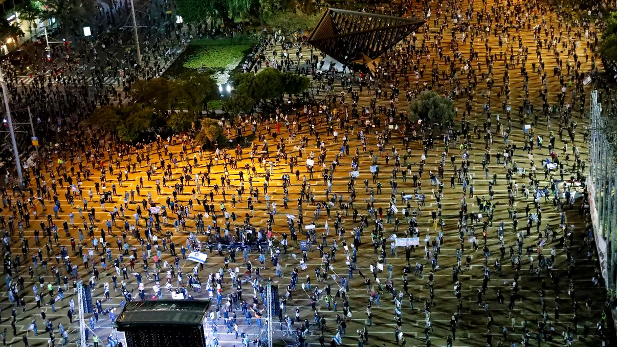 Mii de oameni au arătat cum poți să protestezi fără să încalci regulile de distanțare socială - FOTO