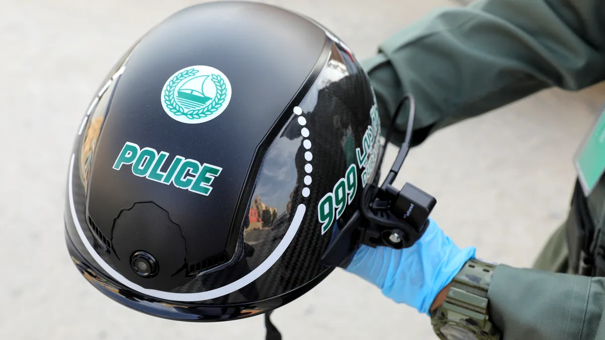 Soluția găsită împotriva coronavirus: ce vor purta polițiștii din această țară