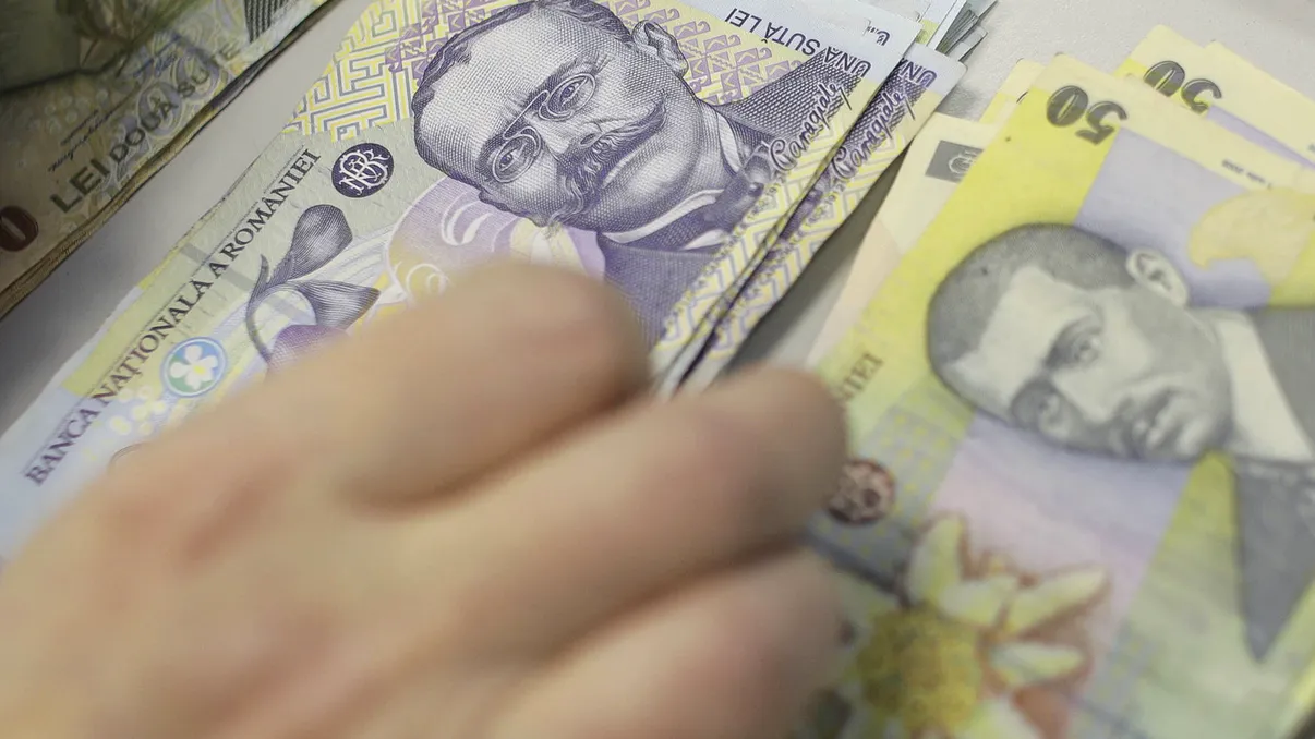 Vineri se dau banii de la stat mult promiși. Cine sunt sutele de mii de români care îi vor încasa