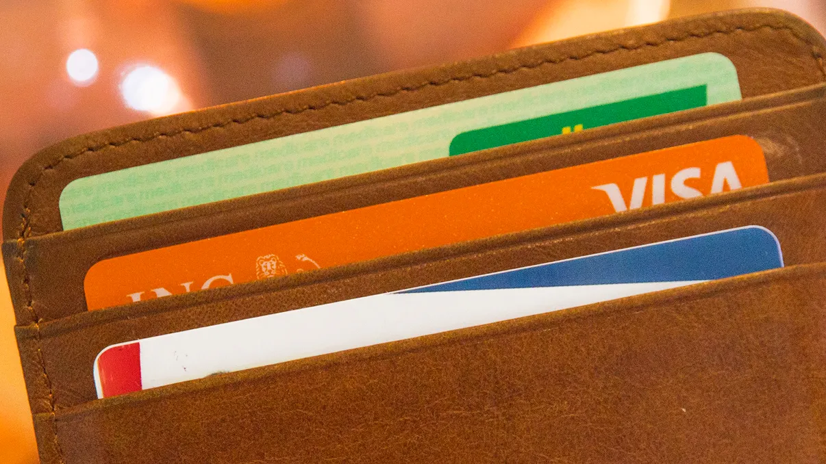 Avertisment pentru toți cei care au card bancar și plătesc online: cum poți rămâne fără bani