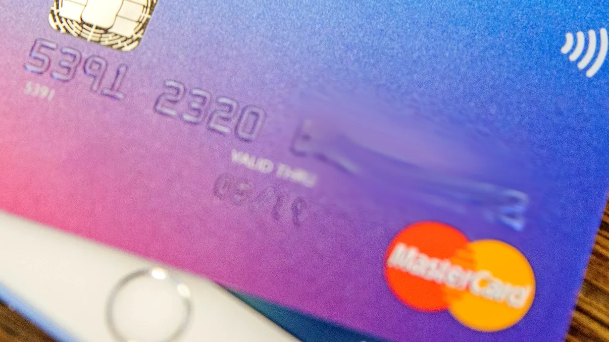 Avertisment pentru toți românii cu carduri Visa, Mastercard. Cum riști să rămâi fără bani?