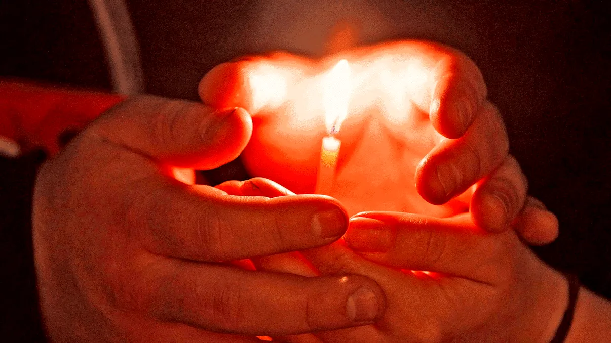 Cum se aprinde, de fapt, Sfânta Lumină de Paşte. Adevărul despre mitul în care lumea creștinătății crede neclintit