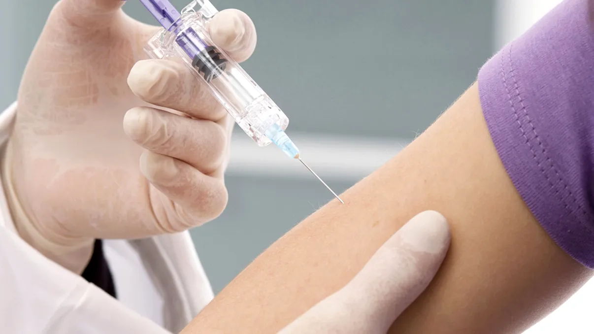 Cum profită anti-vacciniștii de pandemie: teoriile pe care le promovează mai mult ca oricând