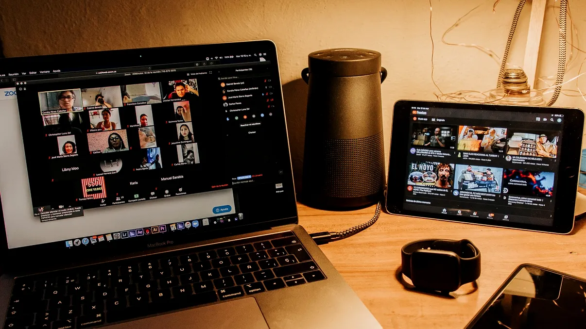 Videoconferințele, o sursă semnificativă de oboseală și stres: de ce te-ai săturat să ”te vezi” cu oamenii