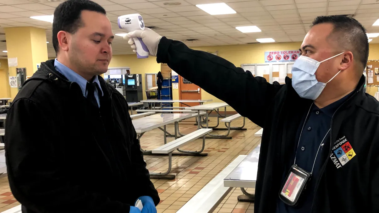 De ce măsurarea temperaturii angajaților ar putea fi, de fapt, o acțiune ilegală