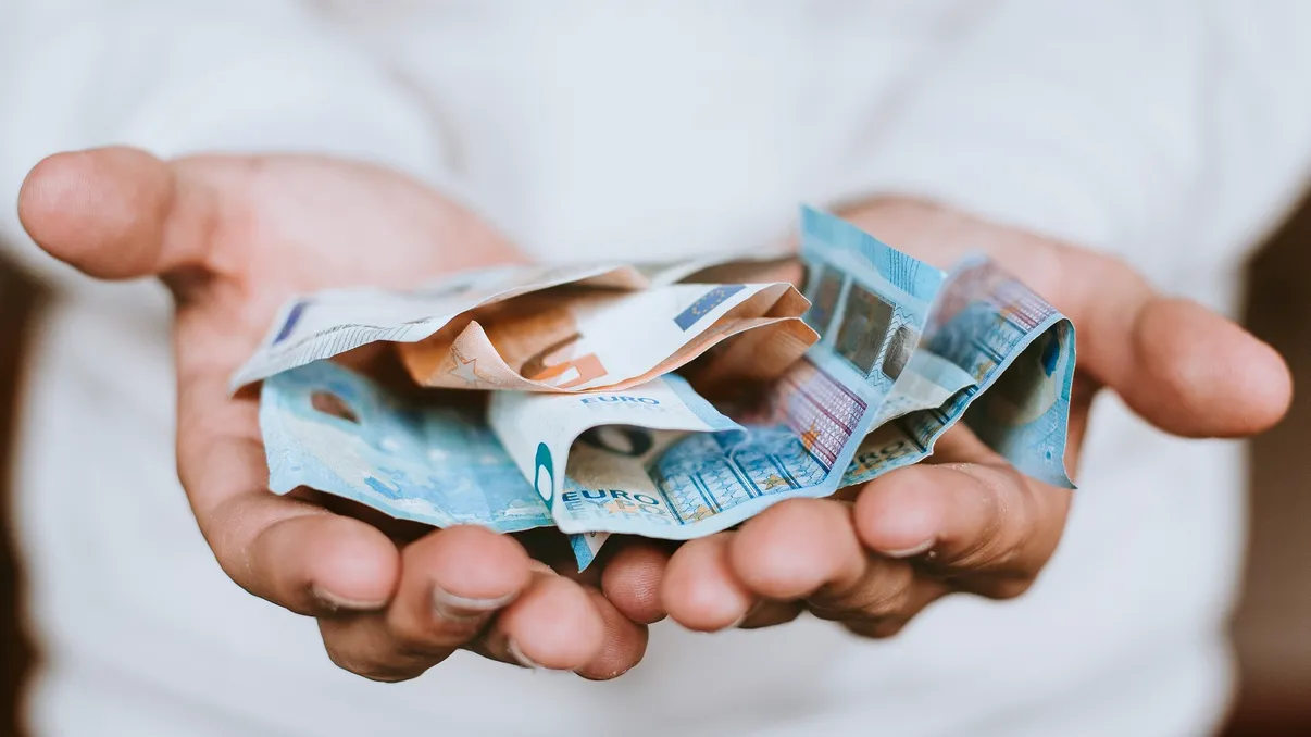 Atenție, români! E ilegal ca o bancă să facă așa ceva. Scandalul care privește toți clienții s-a lăsat cu amendă