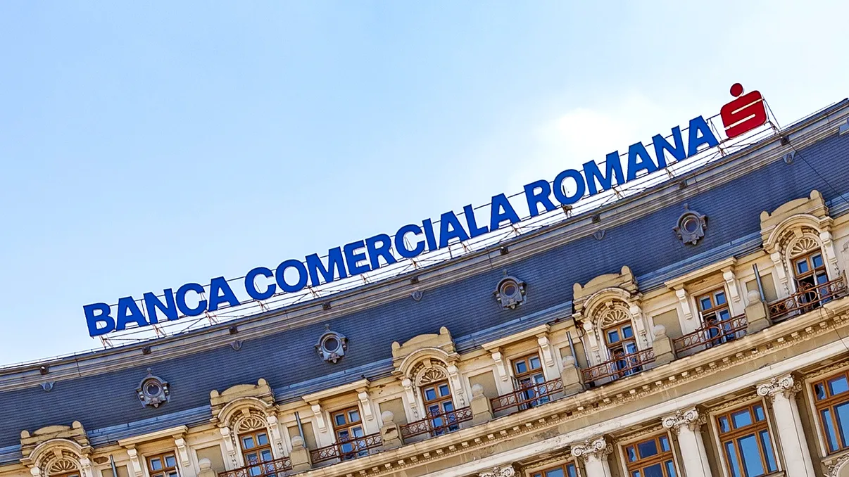 Vestea surpriză pentru mii de români care au cont bancar: BCR face schimbarea de luna aceasta