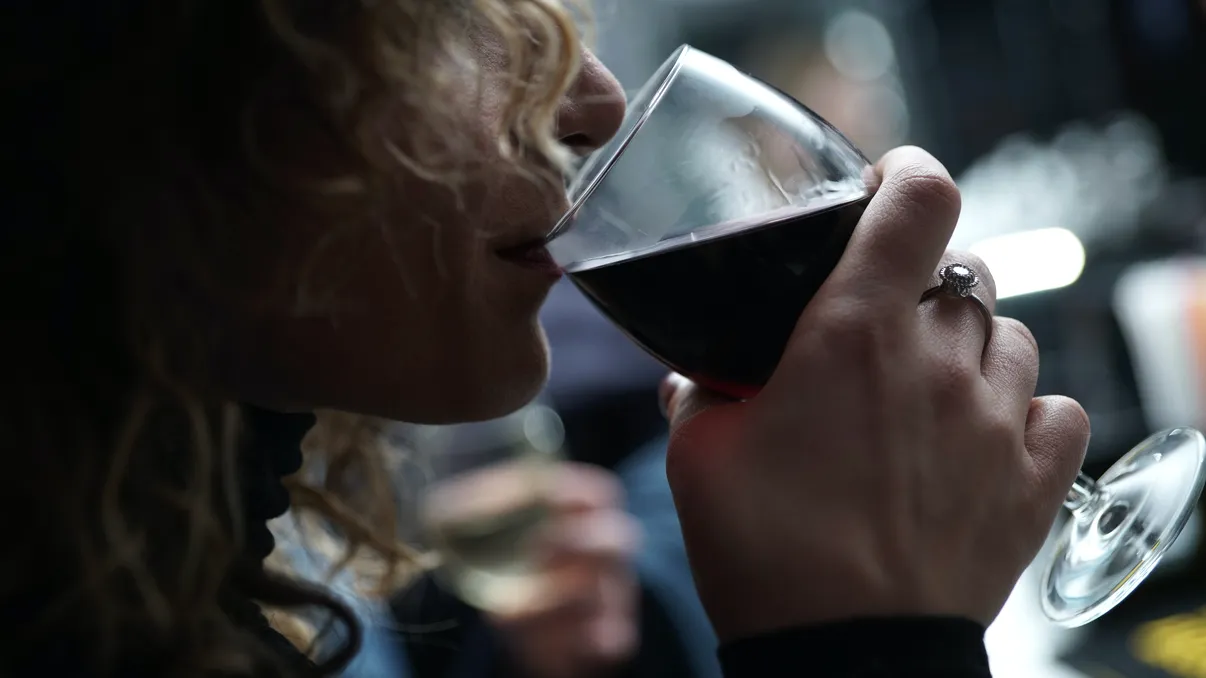 Explicația psihologică: de ce bei mai mult pe timp de izolare în România