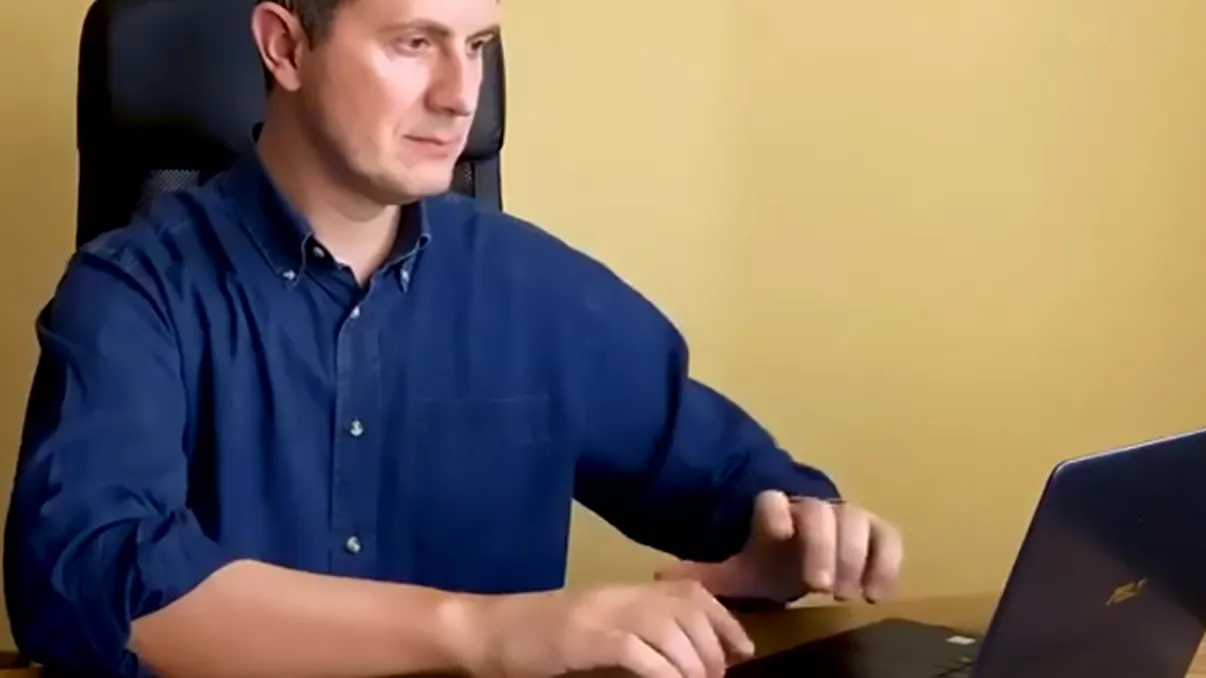 Glumițe între ”IT-iști”: cum îl ironizează Cioloș pe Barna, după ce s-a făcut că tastează