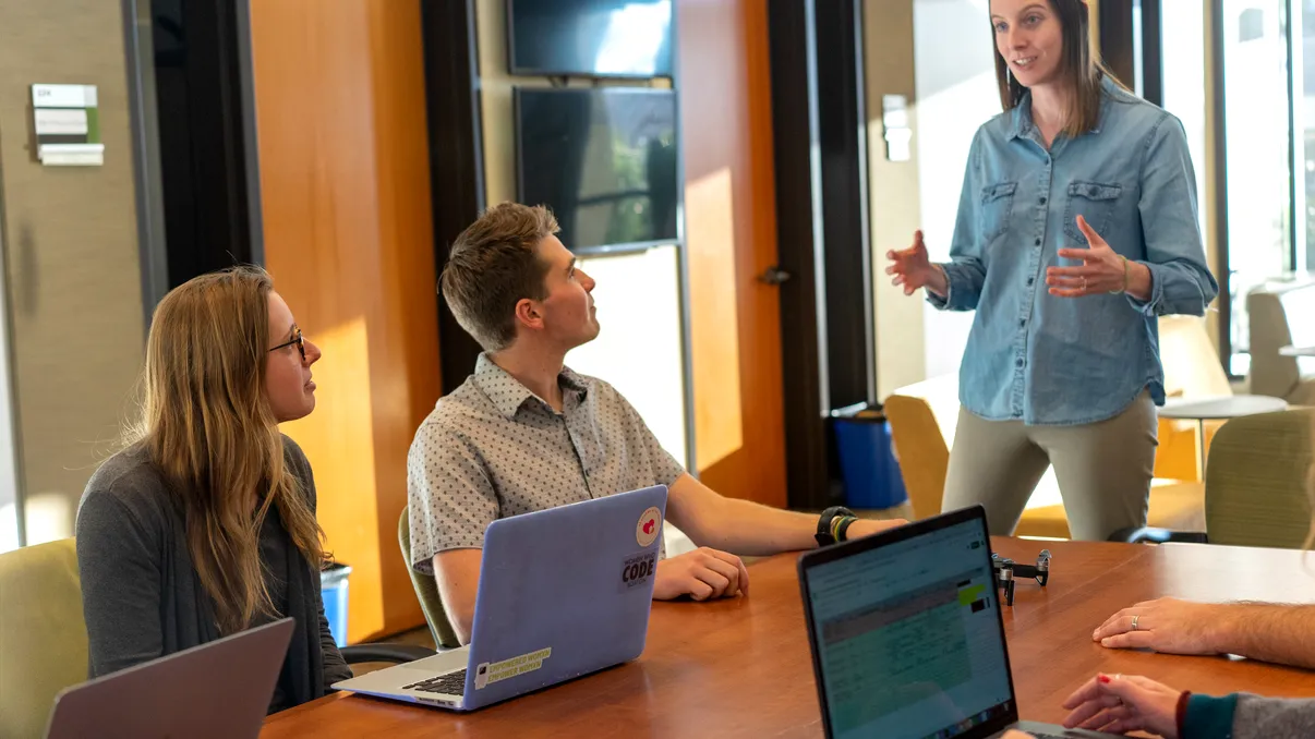 Ce joburi au căutat românii în mai: acestea sunt cele mai populare locuri de muncă