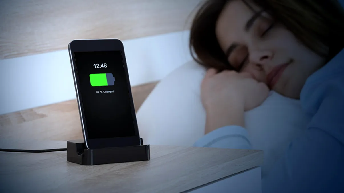 Ții telefonul noaptea la încărcat? Ce se întâmplă, de fapt, cu smartphone-ul tău