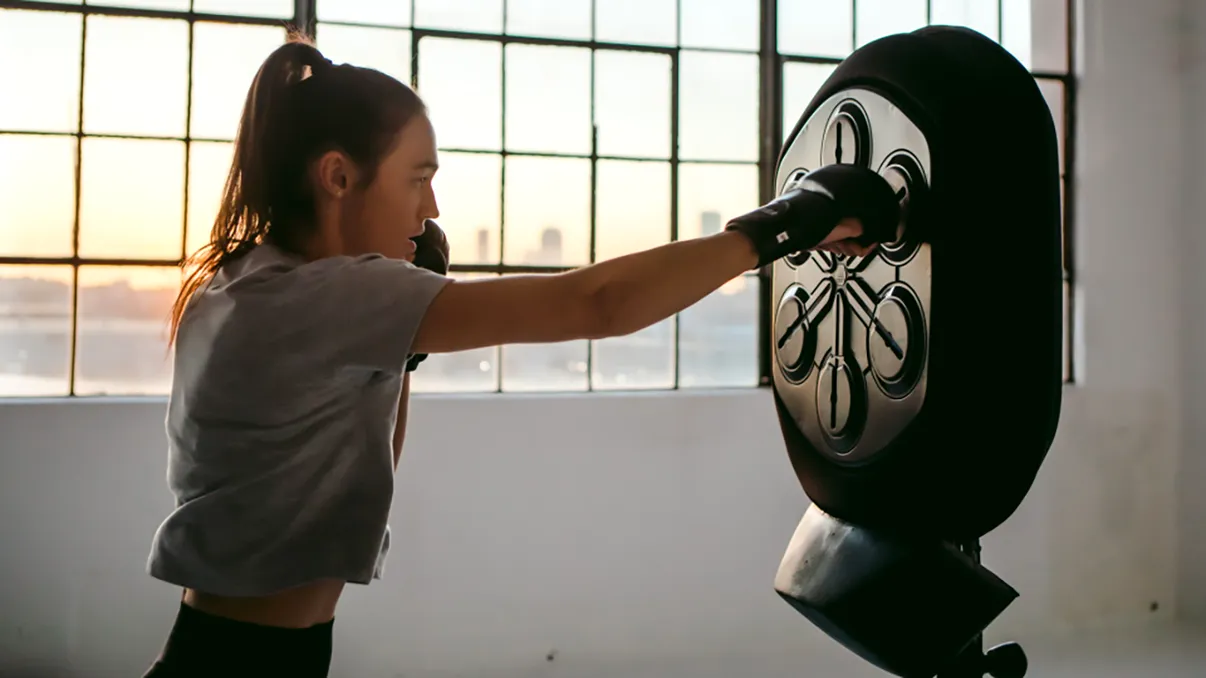 Gadgetul care te învață să boxezi e perfect pentru pandemie, dacă tot stai în casă