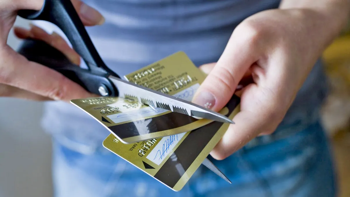 Capcana în care cad românii care au card și cont bancar de acest tip. Ce trebuie să știi chiar acum dacă nu vrei să pierzi bani