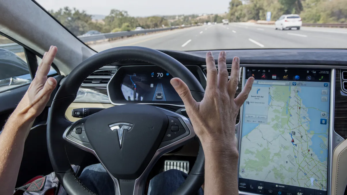 Un șofer de Tesla a provocat un accident, în timp ce folosea pilotul automat
