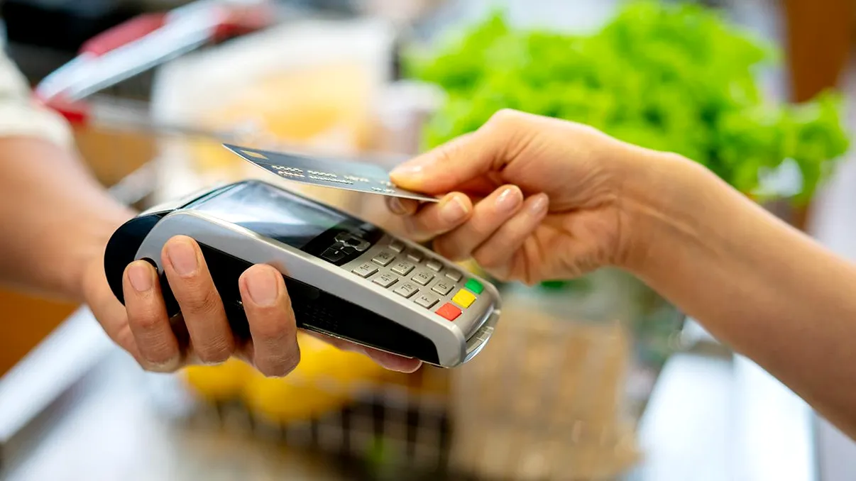 Toți românii care au card și cont bancar trebuie să afle: se întâmplă în țara noastră în plină criză