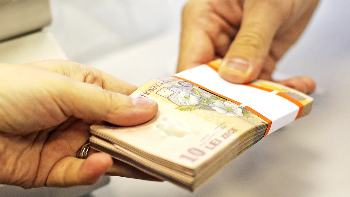Se dau banii pentru acești români. Banii intră chiar azi pe card, iar sumele sunt consistente
