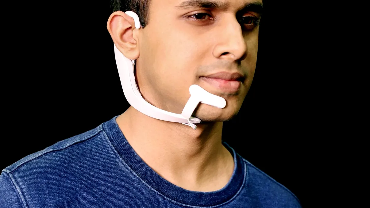 Acest gadget îți introduce un asistent digital în creier care vorbește în locul tău