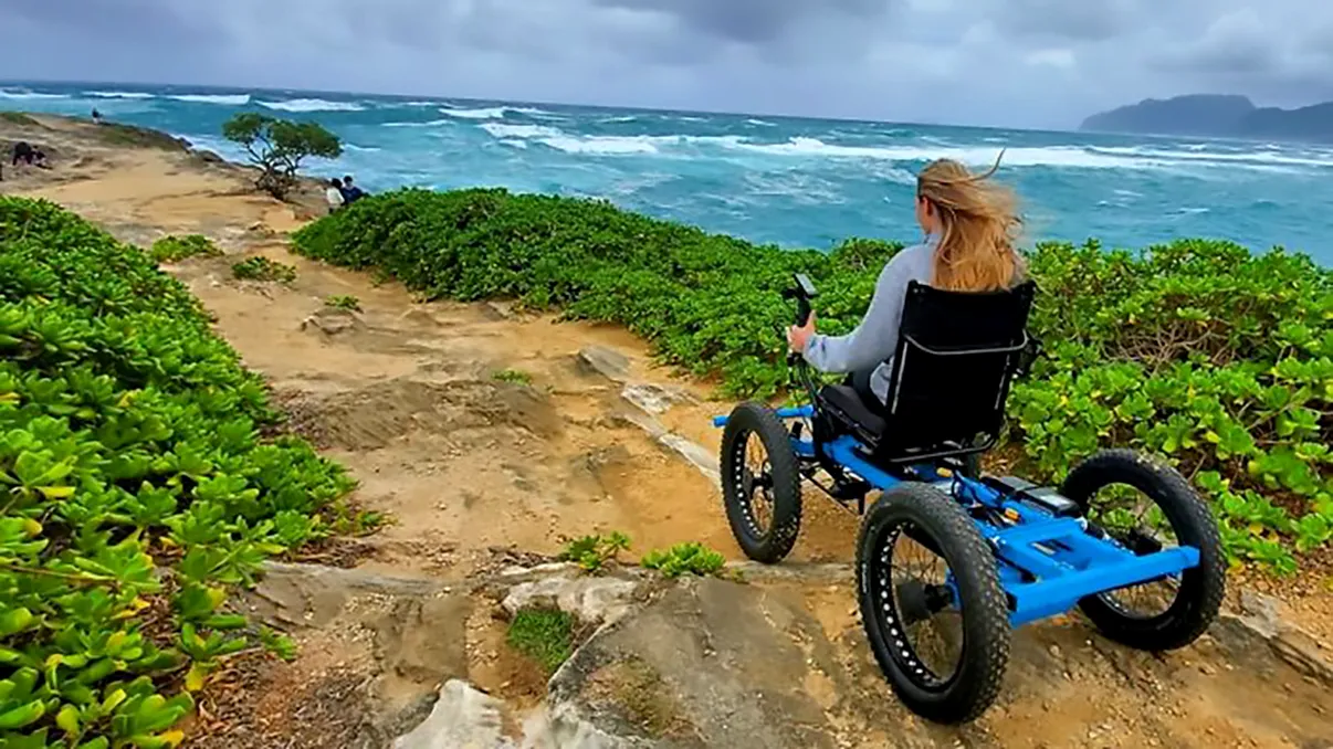 Un gadget electric a revoluționat deplasarea persoanelor cu handicap: este bun și de offroad
