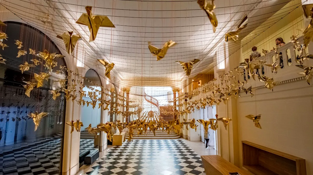 Păsările origami care pot salva vieți: poate cea mai frumoasă strângere de fonduri