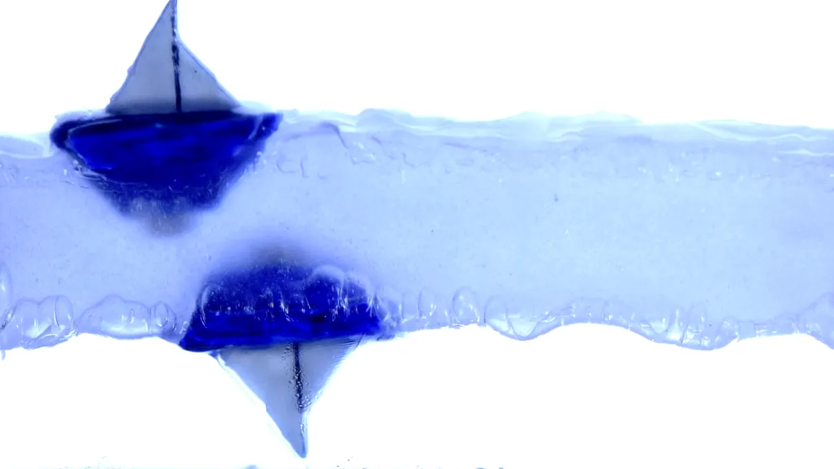 Experimentul care sfidează gravitația și totul mulțumită unui fluid special