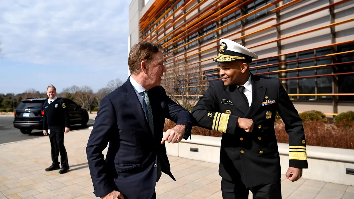 Noi forme de salut, în vremea pandemiei: de ce să nu folosești cotul, conform OMS