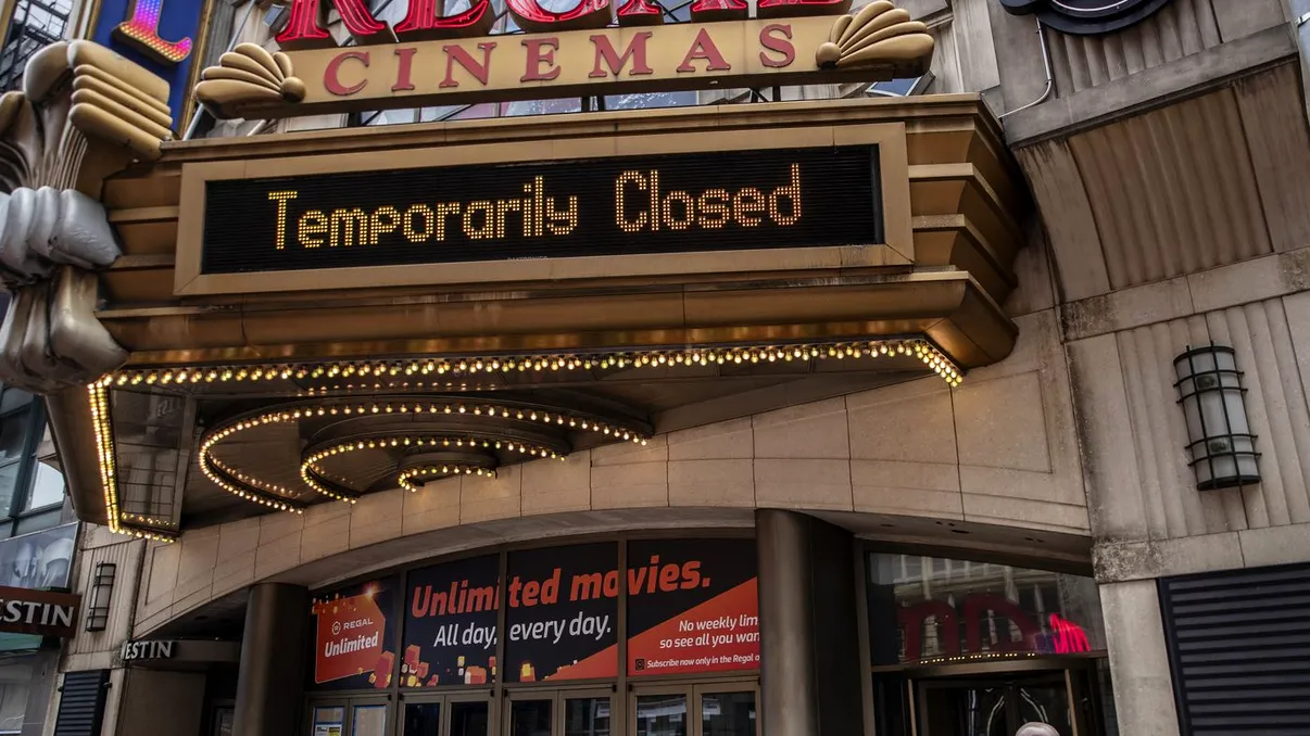 Bond închide cinematografele. Ultima mișcare a producătorilor lovește chiar și lanțurile mari