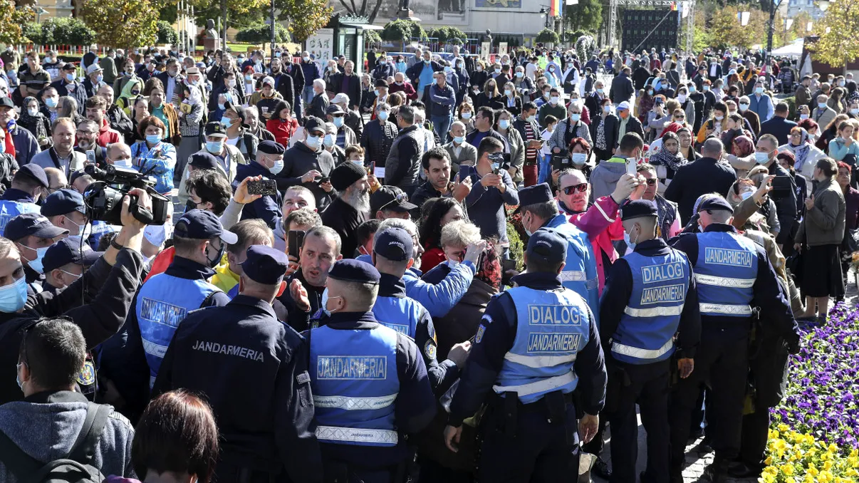 ”Războiul” de la moaștele Sfintei Parascheva arată că BOR este ”imună” la coronavirus