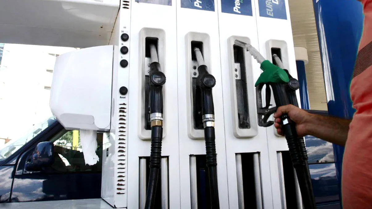 Toți șoferii trebuie să afle urgent: sunt vizate mașinile pe benzină și motorină. Prețul, în atenția tuturor