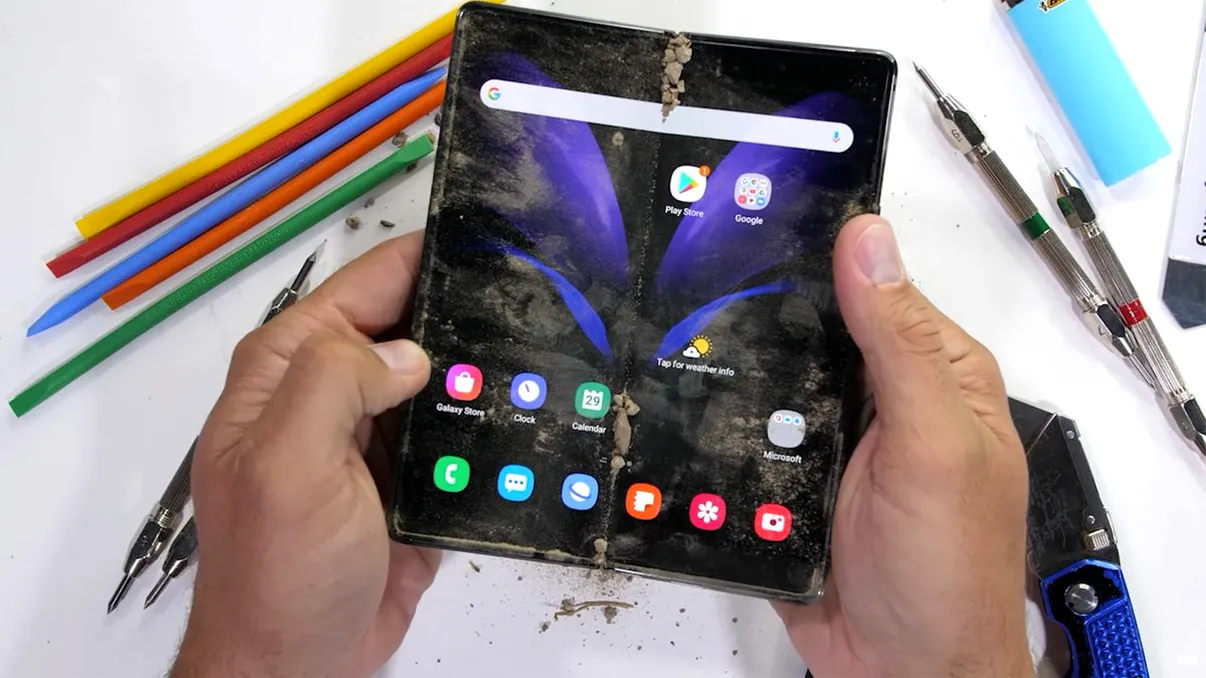 VIDEO Cel mai scump telefon, într-un test brutal: cum rezistă Galaxy Z Fold 2 ”în lumea reală”