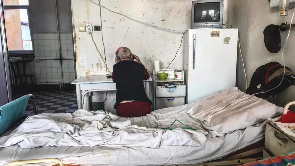 Sistemul de sănătate din România, aproape mort: cei care îl finanțează, jumătate din cei care profită de el