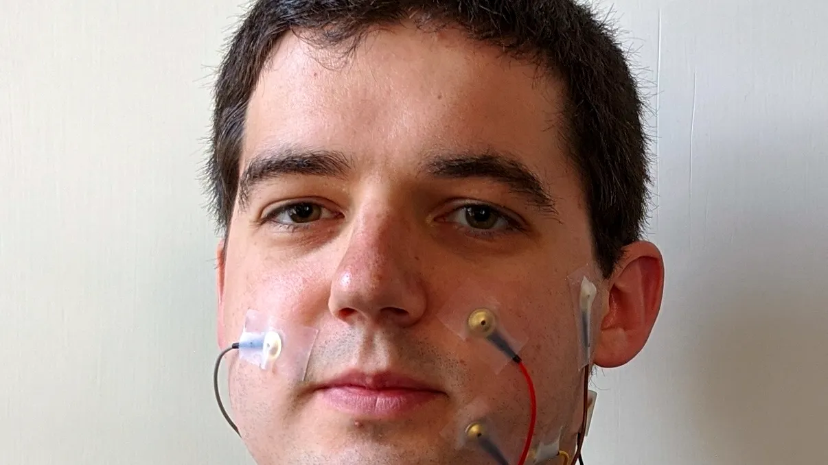 Cercetătorii detectează “vorbirea tăcută” cu ajutorul unor electrozi și AI