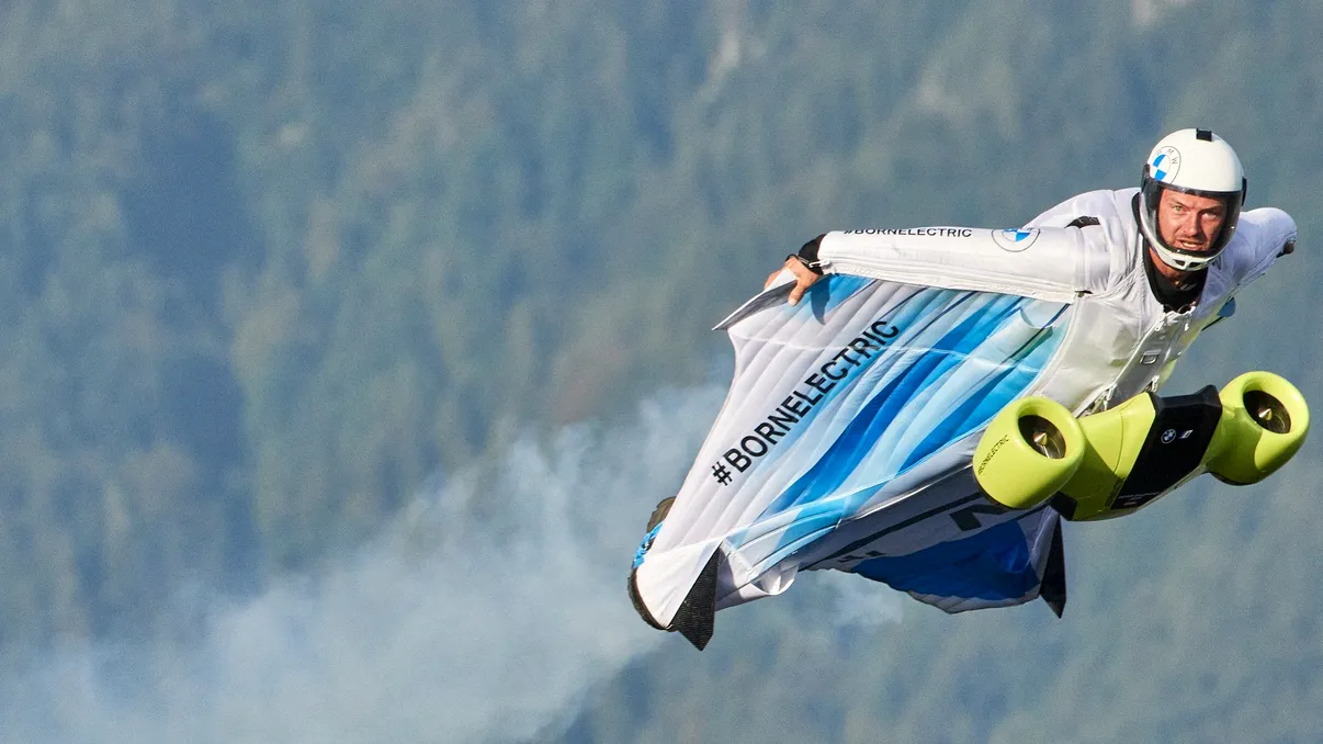 Acest costum electric cu aripi îți permite să zbori cu aproape 300 de kilometri la oră