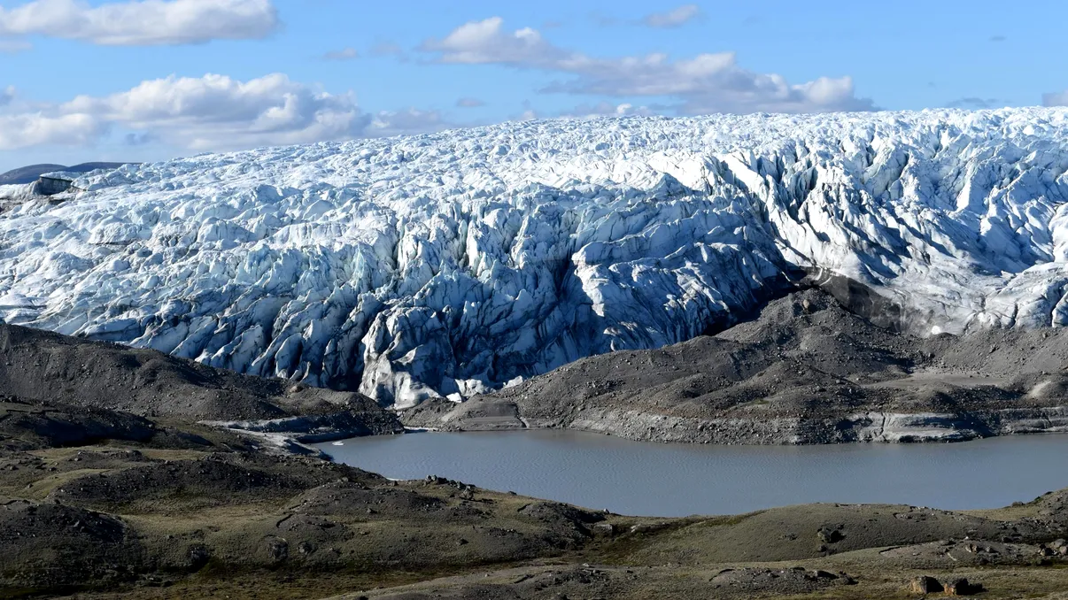 Un lac preistoric gigant vechi de milioane de ani a fost găsit sub gheață în Groenlanda