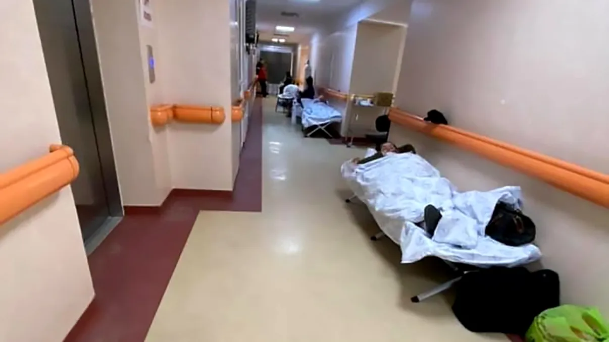 Terapia intensivă, pe holuri de spital: imaginile de la Matei Balș, ca să înțelegi gravitatea pandemiei