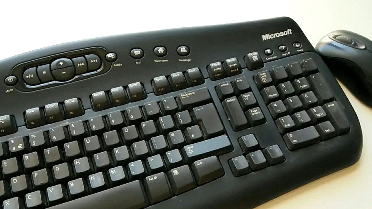 Cum folosești tastaturi multimedia online pentru YouTube, Netflix și altele