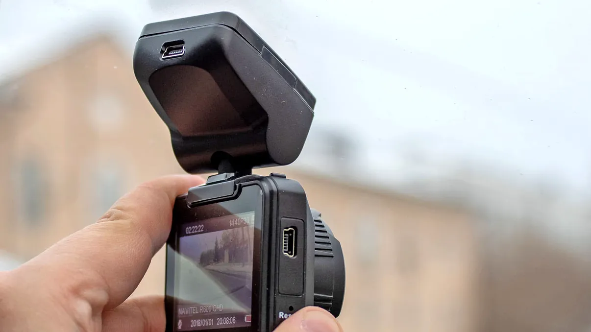 Cum alegi cea mai bună cameră auto de bord, ca să (te) filmezi tot
