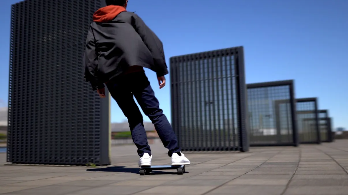 VIDEO Cum să te dai, la propriu, pe un laptop: acest dispozitiv se transformă imediat în skateboard