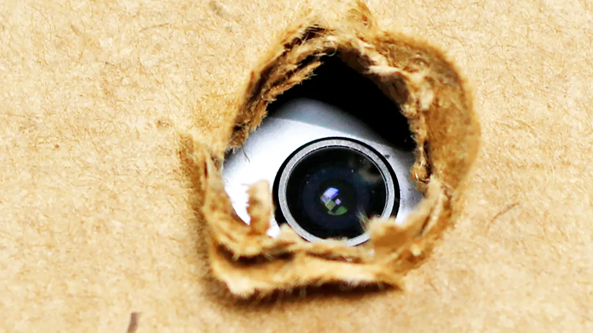 Și-a spionat clienții, după ce le-a instalat camere de supraveghere: cum te protejezi